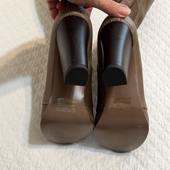 Venus Knee-High Lace Up Boots. Size 8 1/2 - Picture 6 of 6